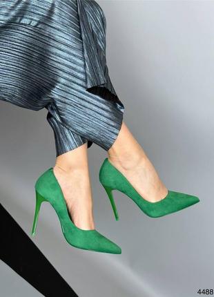 Изумрудные туфли лодочки на каблуке зеленые
