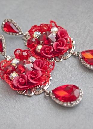 Сережки червоні в стилі борокко з мереживом, квітами, кристалами1 фото