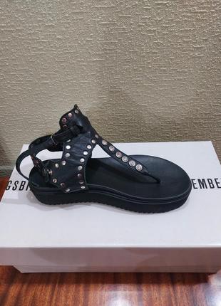 Сандалі.р.36 італія