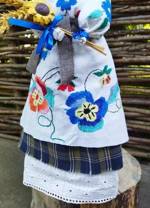 Кукла мотанка, женщина с подсолнухом и колосками, символ щедрого урожая, вышитая кукла на подставке8 фото