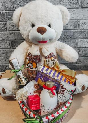 Подарунковий набір у вигляді сердечка з плюшевим ведмедиком, косметикою та солодощами на новий рік, на миколая1 фото