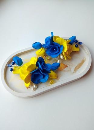 Патріотична заколочка з квітами1 фото