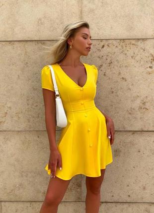 Платье короткое однотонное на пуговицах с вырезом в зоне декольте качественная, стильная трендовая голубая желтая3 фото