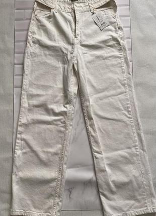 Новые белые джинсы