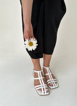 Белые женские босоножки с закрытым носом на маленьком каблуке на каблуке из натуральной кожи кожаные босоножки5 фото