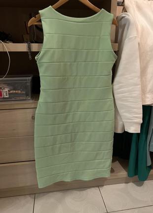 Зелена приталена сукня