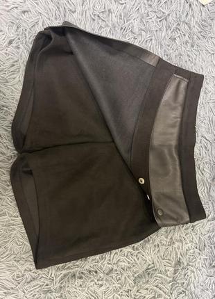 Черные замшевые шорты юбка с вставкой из эко кожи3 фото