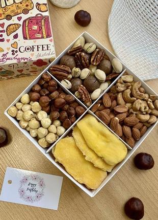 Коробка с орехами и фруктами без сахара7 фото