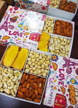 Коробка с орехами и фруктами без сахара6 фото
