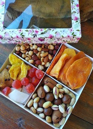 Коробка з фруктами та горіхами4 фото