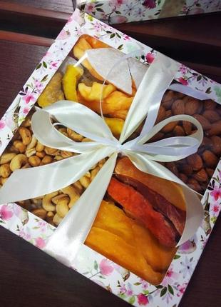 Подарунковий бокс з горіхами та фруктами3 фото