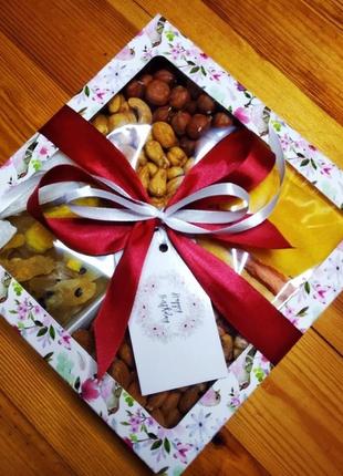 Подарунковий бокс з горіхами та фруктами4 фото
