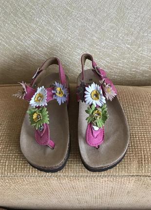 Якісні дуже гарні босоніжки для дівчаток 27-28  роз