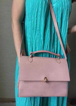 Розовая структурированная сумка на плечевом ремне2 фото