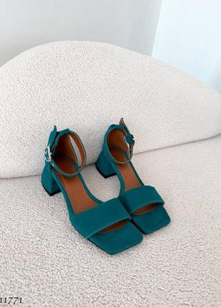 Натуральные замшевые босоножки изумрудного цвета на маленьких каблуках9 фото