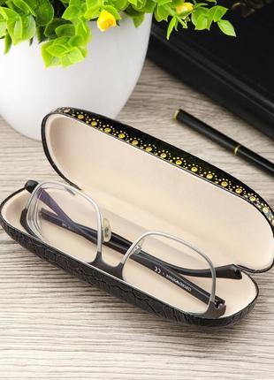 Металевий футляр для окулярів, обтягнуте замінником шкіри і розписаний квітковим орнаментом вручну3 фото