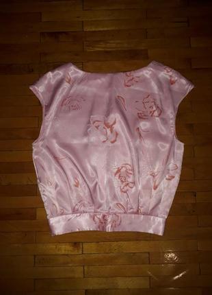 Атласная блузка розовая с цветочным принтом футболка5 фото