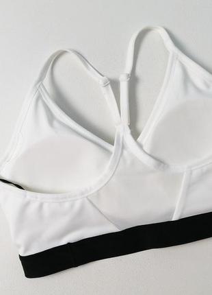 Новый спортивный топ бра nike dri-fit indy women's sports bra white7 фото