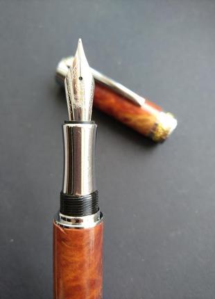 Ручка перова ручної роботи малинова4 фото