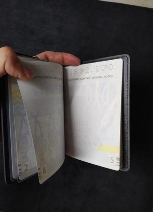 Обкладинка для паспорта з натуральної  глянцевої шкіри7 фото