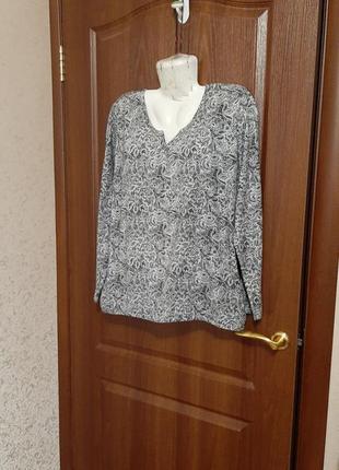Серенькая блузка в принт размера 50-52.1 фото