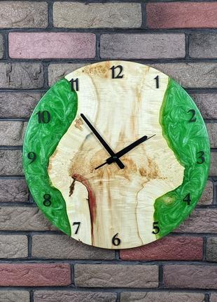 Часы из дерева и эпоксидной смолы1 фото