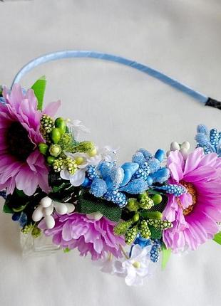 Обруч з квітами для волосся «бузкові хризантеми»1 фото