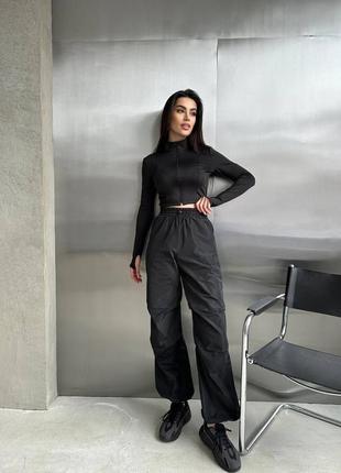 Костюм вкорочений лонгслів з високим коміром під горло на блискавці кофта облягаюча штани джогери карго вільного крою комплект чорний сірий білий