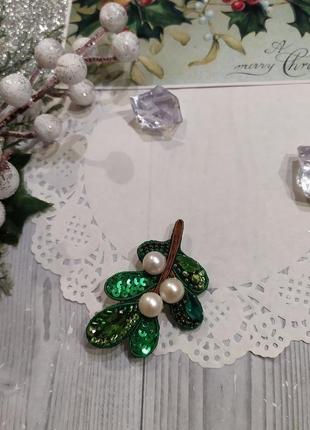 Брошь веточка омелы