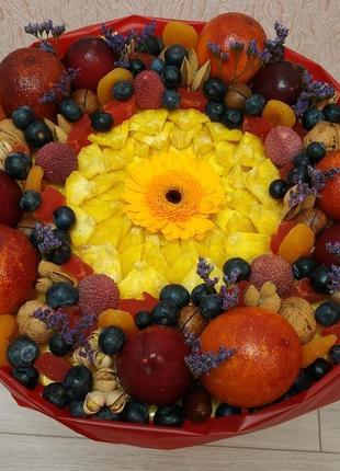 Букет из сухофруктов и фруктов с герберой.1 фото