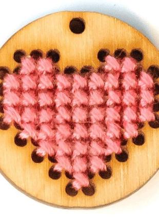 Заготовка деревянная для вышивки +схема сердечко в круге д. 28 мм4 фото