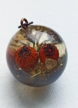 Кулон-сфера с красными ягодами4 фото