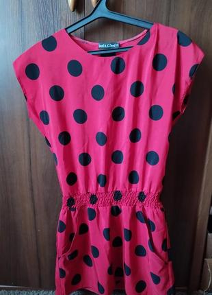 Легенька, яскрава сукня в горошок