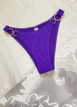Розкішний низ купальника фіолетового кольору з золотистими кільцями р.s3 фото