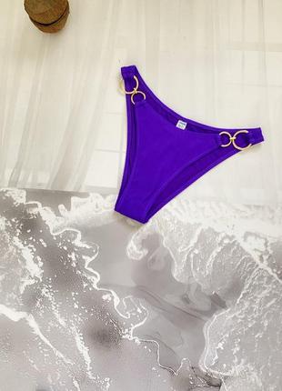Розкішний низ купальника фіолетового кольору з золотистими кільцями р.s