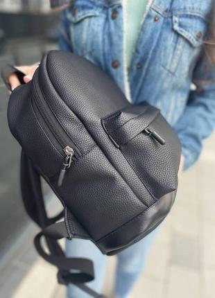 Женский рюкзак черного или белого цвета4 фото
