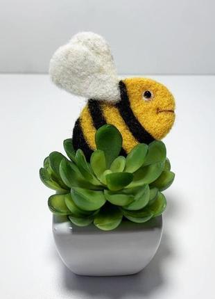Брошь "пчела" из шерсти1 фото