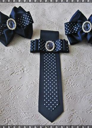 Аксессуары, украшения для волос. набор школьных украшений: пара бантиков на резинках и брошь-жабо. банты под школьную форму, на первое сентября