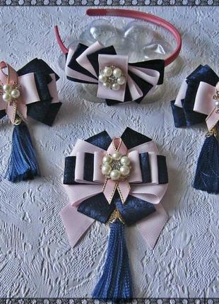 Аксесуари для волосся. набір шкільний темно-синій- рожевий: пара бантиків на резинках, обруч обідок, брошка-жабо. банти під форму, на перше вересня