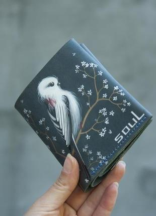 Блакитний шкіряний гаманець з пташкою.2 фото
