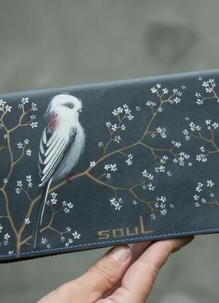 Кожаный кошелек с птичкой и цветами.