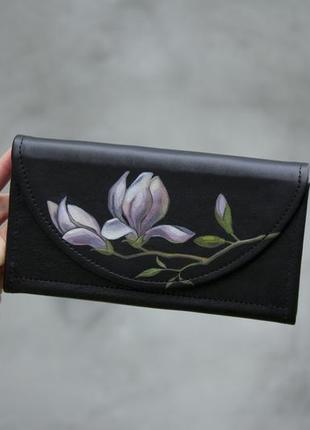 Шкіряний гаманець з квітами магнолії.