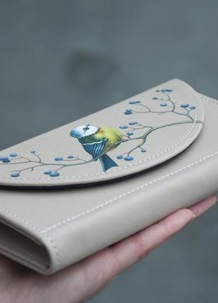 Бежевий шкіряний гаманець з милою пташкою синичкою.3 фото