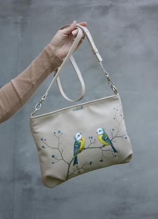 Бежевая кожаная сумка с птичкой синичкой.4 фото