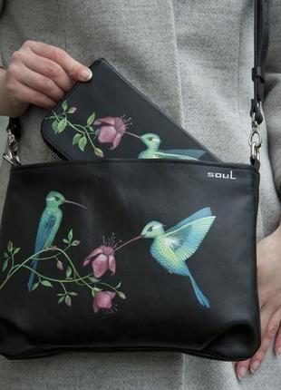 Шкіряна чорна сумка з ручним розписом птахами колібрі і рожевими квітами9 фото