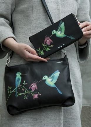 Шкіряна чорна сумка з ручним розписом птахами колібрі і рожевими квітами8 фото