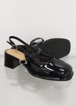 Женские черные лаковые босоножки с закрытым носком на устойчивом каблуке2 фото
