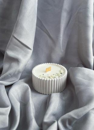 Аромат карамельний попкорн соєва свічка з білими квітами в кашпо