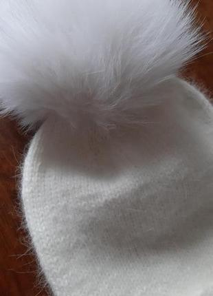Біла пухнаста шапка з ангори, вязана шапка з одворотом і помпоном2 фото