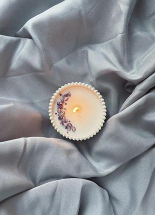 Аромат слива соєва свічка з фіолетовими квітами в кашпо